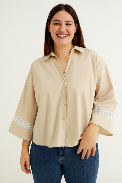 Blusa Elara para Dama | Detalles de Encaje Blanco, Casual Chic